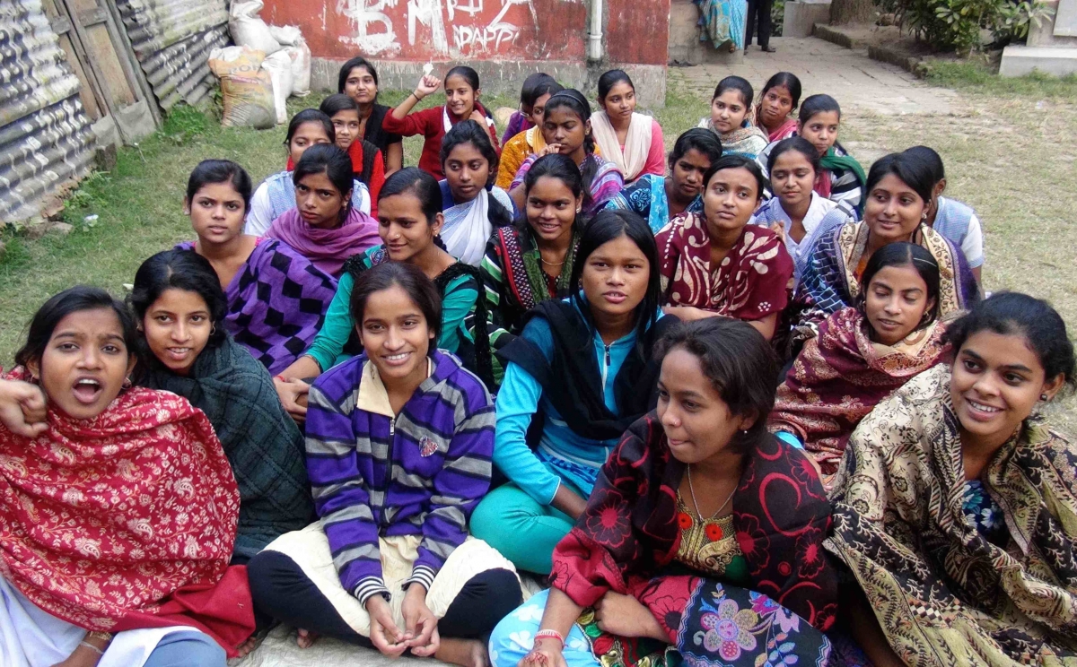 Image of a group in India that Yoga Gives Back helps